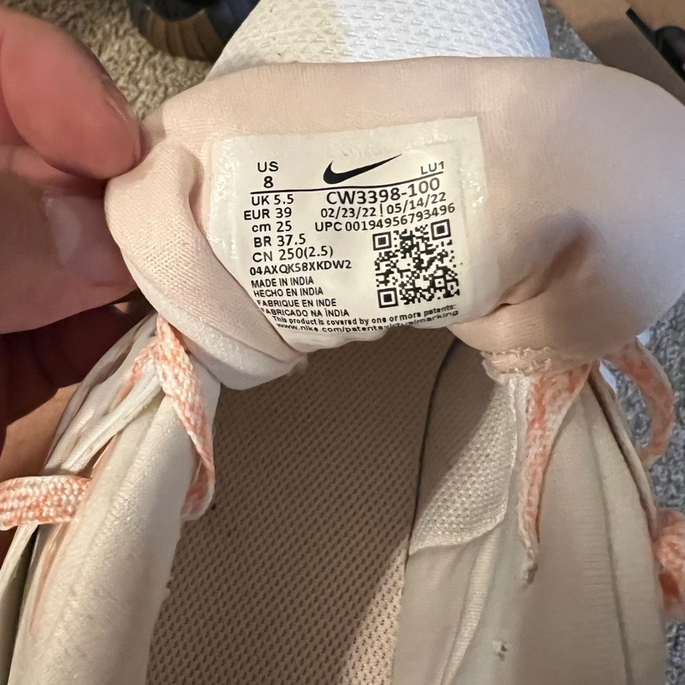 Nike womens shoes wore once - Picture 4 of 4